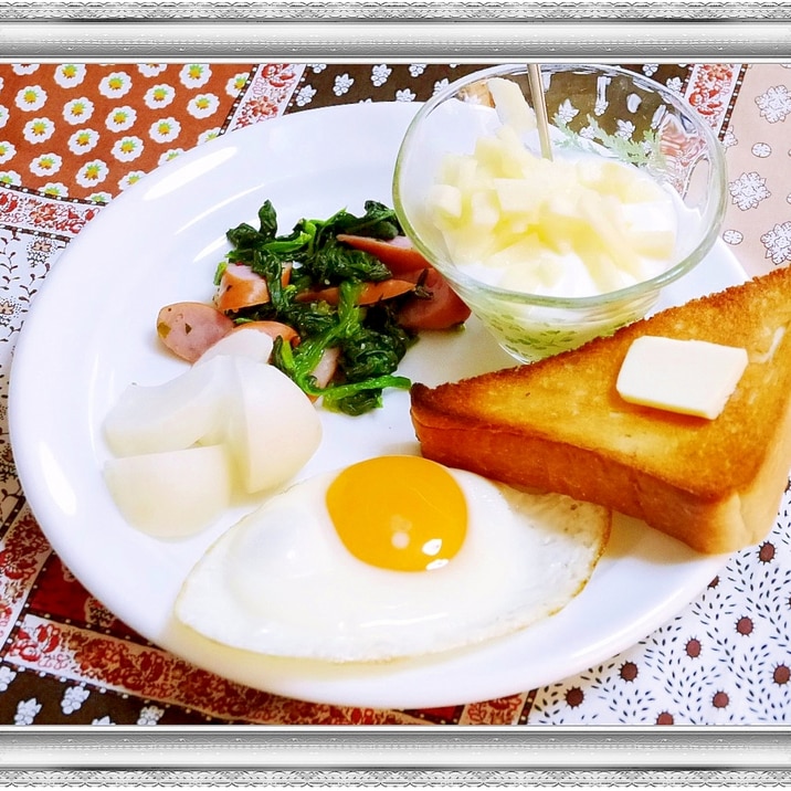 ほうれん草ソテーと温野菜の朝食プレート